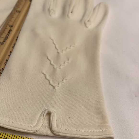 Vintage Cream Gloves - Picture 6 of 6